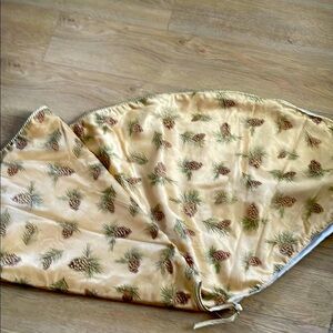 Pinecone Patterned Gold Tree Skirt